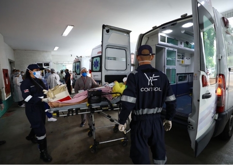 MS esperou agravamento da crise no AM para começar transferir pacientes 