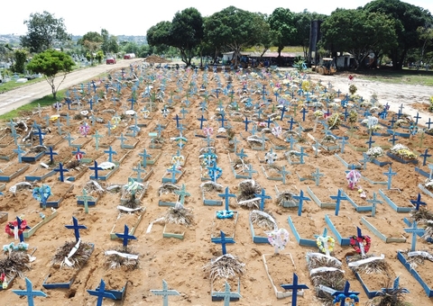 Número de mortes por covid-19 no Brasil chega a 449.068
