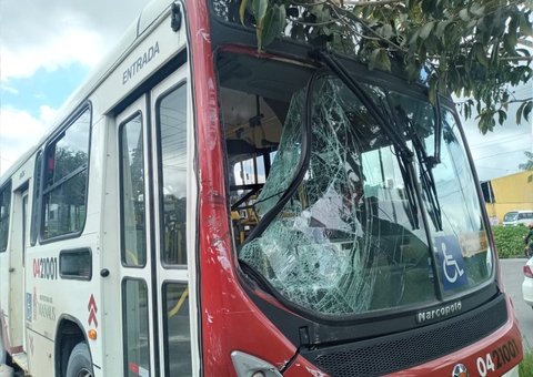 Caminhão colide violentamente em ônibus com passageiros em Manaus