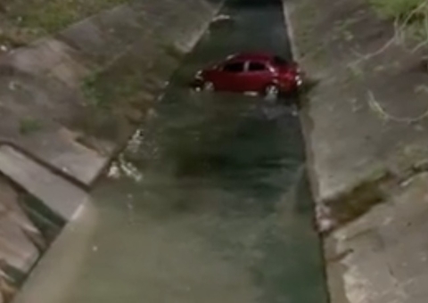 Carro cai em igarapé após motorista tentar desviar de moto em Manaus