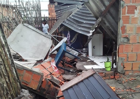 Família entra em desespero ao ver casa desabar durante temporal em Manaus