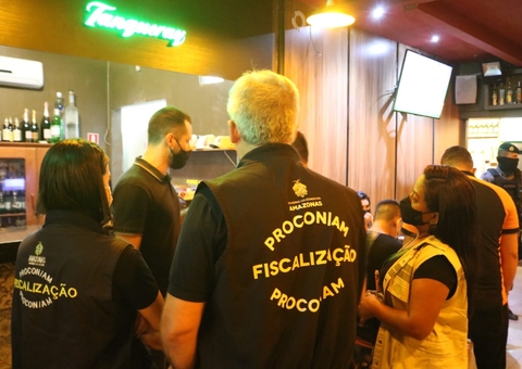 Com mais de 300 pessoas nas ruas, bares no Centro de Manaus são fechados