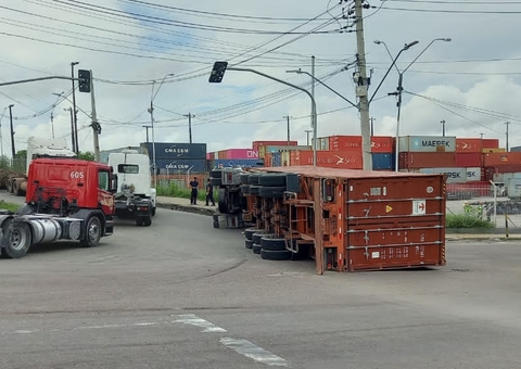 Carreta tomba e deixa trânsito complicado em Manaus 