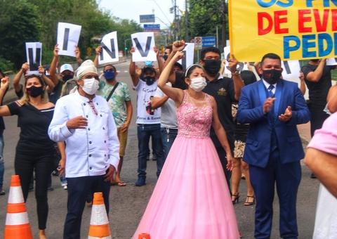 Manifestantes pedem retorno das atividades do setor de eventos em Manaus