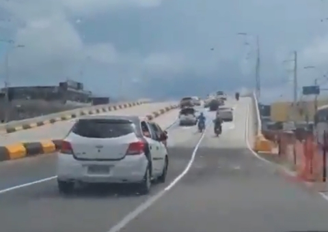 Viaduto do Manoa é ‘inaugurado’ antes da hora por populares em Manaus