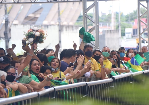 Apoiadores de Bolsonaro se aglomeram para recepcionar presidente em Manaus