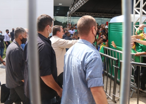Sem máscara, Bolsonaro cumprimenta apoiadores ao chegar em evento em Manaus