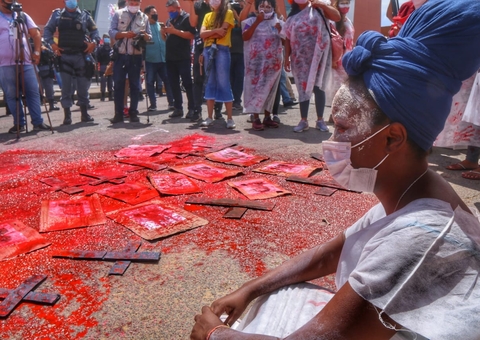 Ato contra Bolsonaro tem protesto com 'sangue' pelas mortes por covid no AM