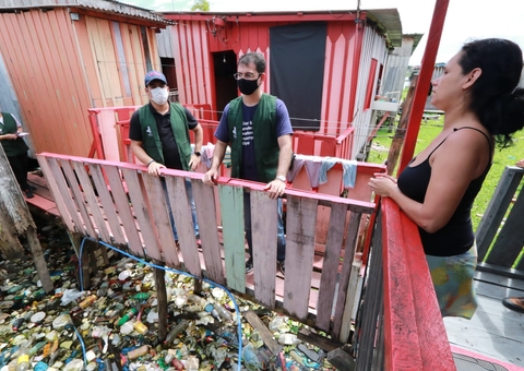 Famílias estão expostas ao lixo com subida do Rio Negro em Manaus