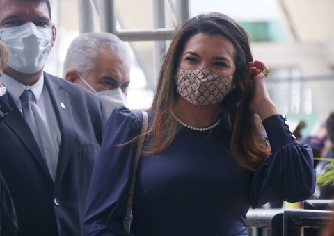 Alessandra Campêlo é hostilizada ao entrar em cerimônia com Jair Bolsonaro