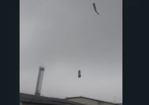 Vídeo: Telhados voam durante vendaval em Manaus