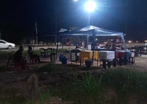 Comerciantes invadem e destroem terreno arborizado por moradores em Manaus 