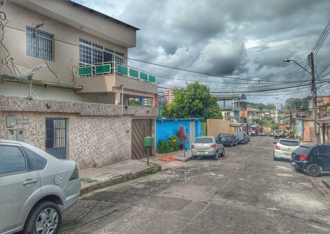 Dupla invade salão de beleza e atira em proprietária em Manaus