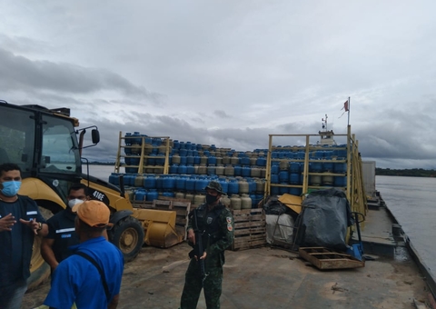 Balsa com mais de 7 mil botijas de gás é apreendida no Amazonas