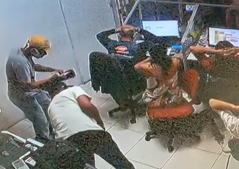 Vídeo: Assaltantes violentos fazem 'a limpa' em gráfica em Manaus