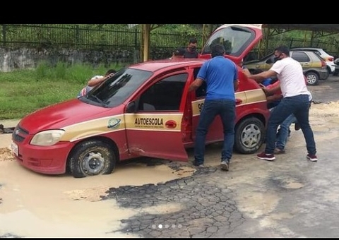 Carro fica atolado em cratera no complexo de treinamento do Detran-AM