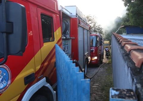 Incêndio atinge depósito de medicamentos do HUGV em Manaus