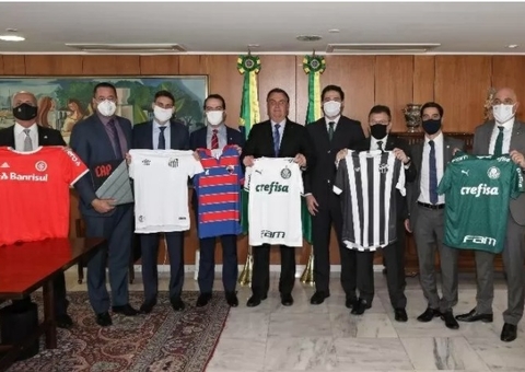 Bolsonaro aprova suspensão de dívida dos times de futebol durante pandemia