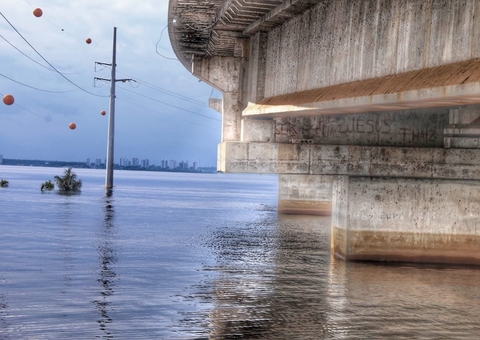 Parte da rua dos Barés em Manaus é interditada devido à cheia do Rio Negro