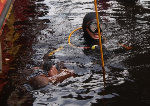 Encontrado corpo de bebê que caiu de flutuante em Manaus