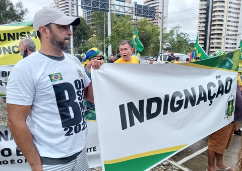 Grupo pró-Bolsonaro hostiliza mulher que protestou contra mortes por Covid