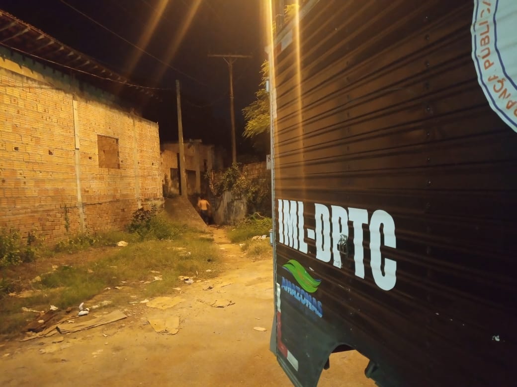 Jovem é arrastado para beco e executado a tiros em Manaus