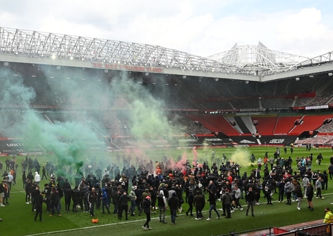 Manchester United e Liverpool é adiado após invasão de torcedores