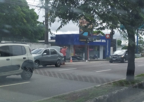 Acidente entre carros causa transtorno em avenida de Manaus