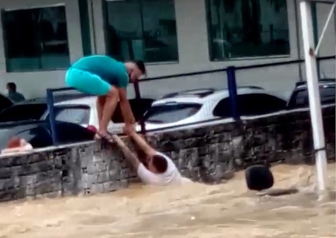 Pessoas são arrastadas por enxurrada na Torquato Tapajós em Manaus; vídeo