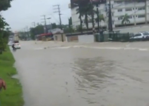 Novo vídeo mostra desespero em meio à Torquato Tapajós inundada em Manaus