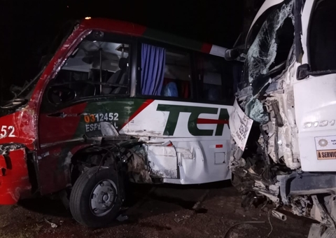 Acidente entre caçamba e ônibus de rota deixa 5 vítimas em Manaus