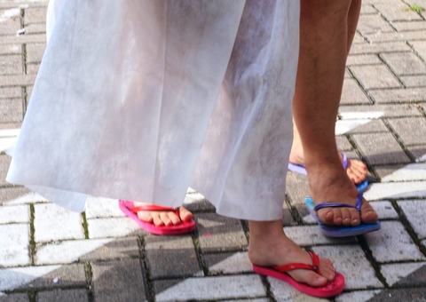 Pai que tentou matar filha em Manaus deu 'mata-leão' antes de esfaqueá-la