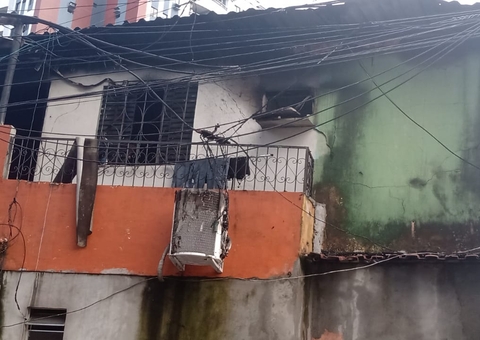 Incêndio destrói casa e desespera moradores em Manaus
