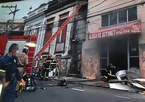 Incêndio atinge prédio no Centro de Manaus