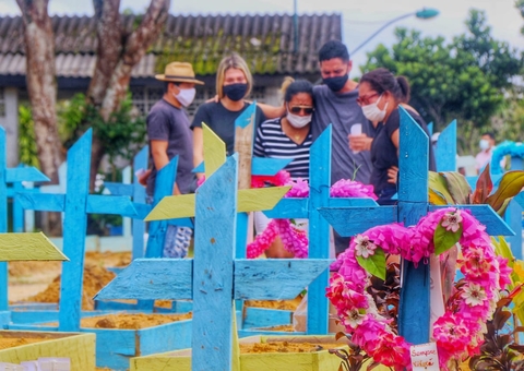 Dia das Mães é marcado por homenagens e comoção em cemitérios de Manaus