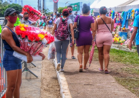 Visita a cemitérios no Dia das Mães aquece comércio de ambulantes em Manaus