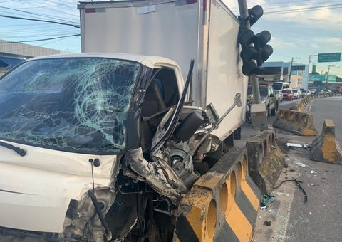 Motorista fica ferido em violenta colisão com dente de dragão em Manaus