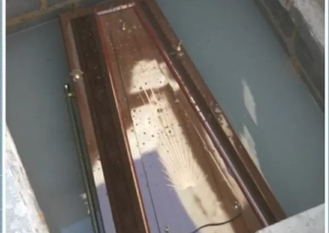 Família se revolta após idoso vítima da covid ser enterrado em cova alagada