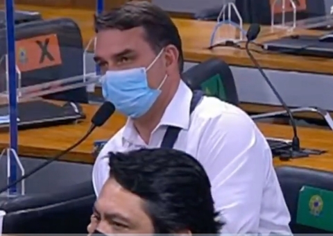 Flávio Bolsonaro xinga Renan Calheiros de 'vagabundo' durante CPI da Covid