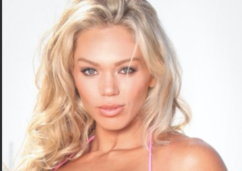 Ex-modelo, Loni Willison mora na rua e é clicada revirando lixo