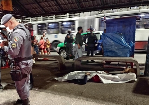 Homem tenta fugir da morte mas é executado em parada de ônibus de Manaus