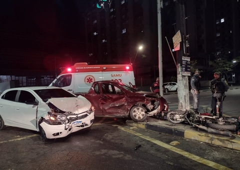 Acidente: Motorista arrasta e destrói veículos na Djalma Batista