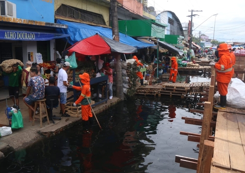 Feira da Manaus Moderna já é atingida pela enchente; veja fotos