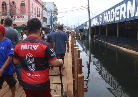 Afetada pela cheia, Feira da Manaus Moderna começa a receber pontes 