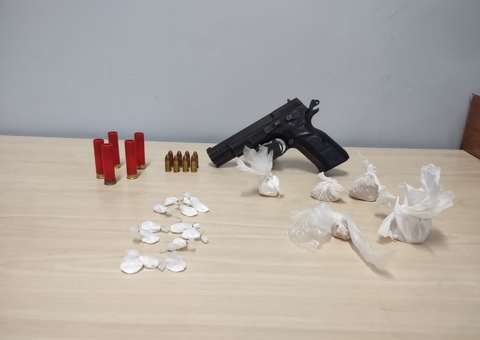 Trio é preso com arma e drogas em Manaus