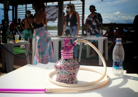 Festa clandestina regada à drogas é encerrada em flutuante de Manaus