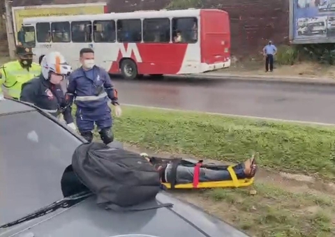 Acidente violento deixa vítima presa em ferragens em Manaus