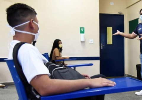 Professores fazem carreata contra retorno das aulas presenciais em Manaus