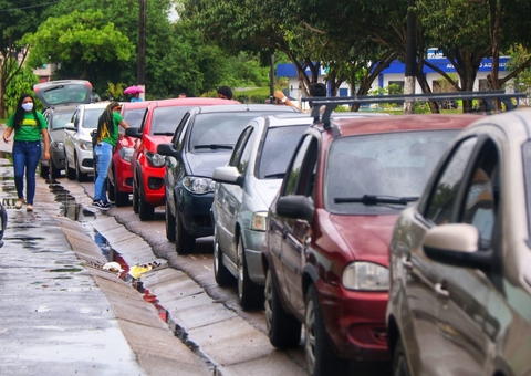 Professores fazem carreata contra volta às aulas presenciais no Amazonas