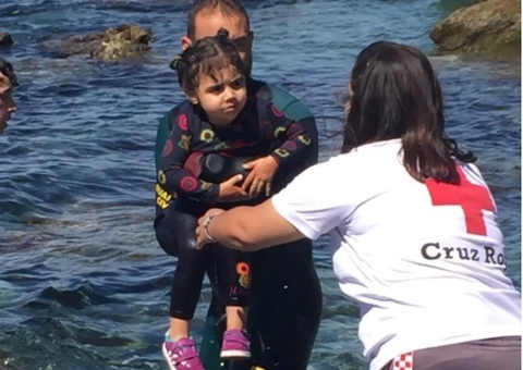 Crianças são resgatadas no mar durante travessia ilegal para Espanha